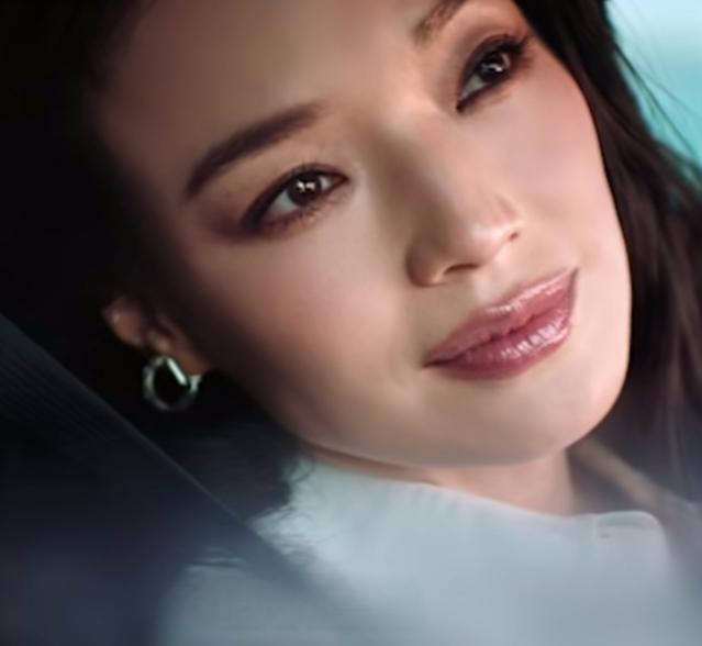 偶然看到了小米汽车的新广告，雷总真的请来了舒淇，还有苏炳添。

马伊俐的谐音梗广