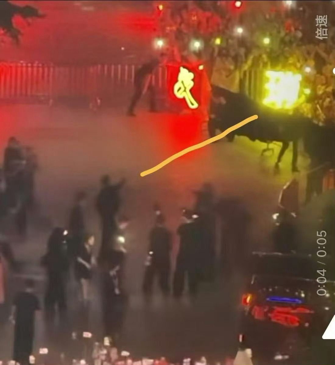 肖战和粉丝双向奔赴偏心黄色真好看 特别特别亮 肖战还特意转头向黄琑打招呼肖战也特