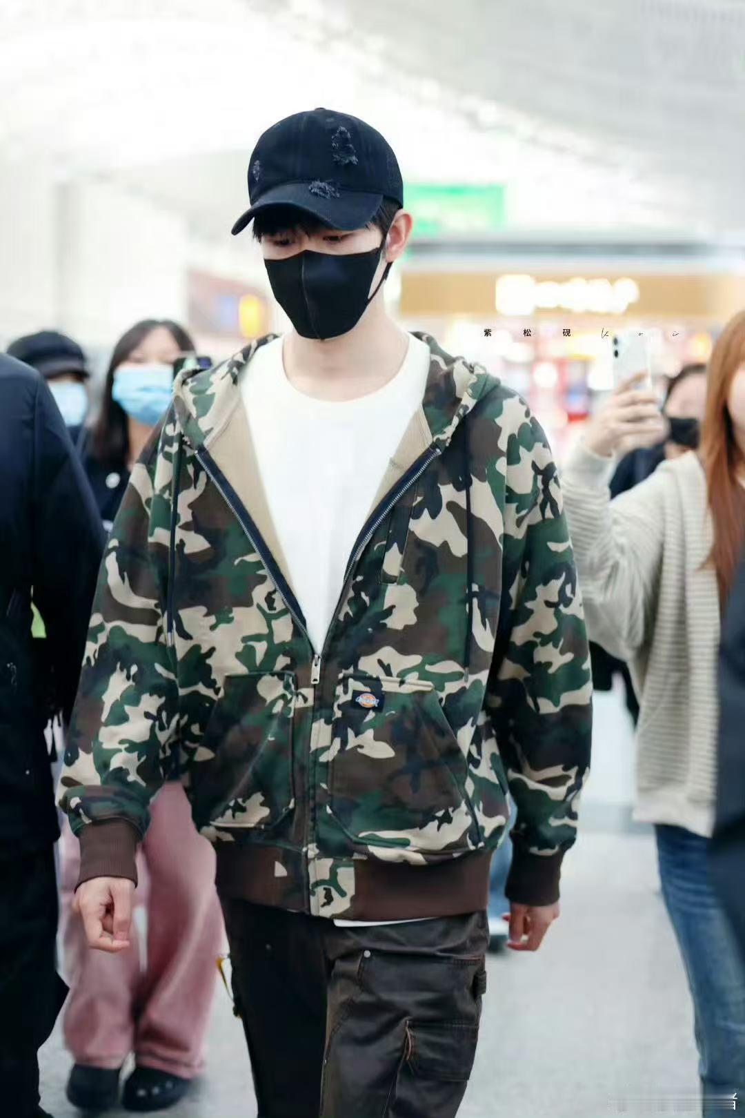 田嘉瑞迷彩外套look ​​​田嘉瑞今日机场穿搭有！期待明天的线下活动～ ​​​