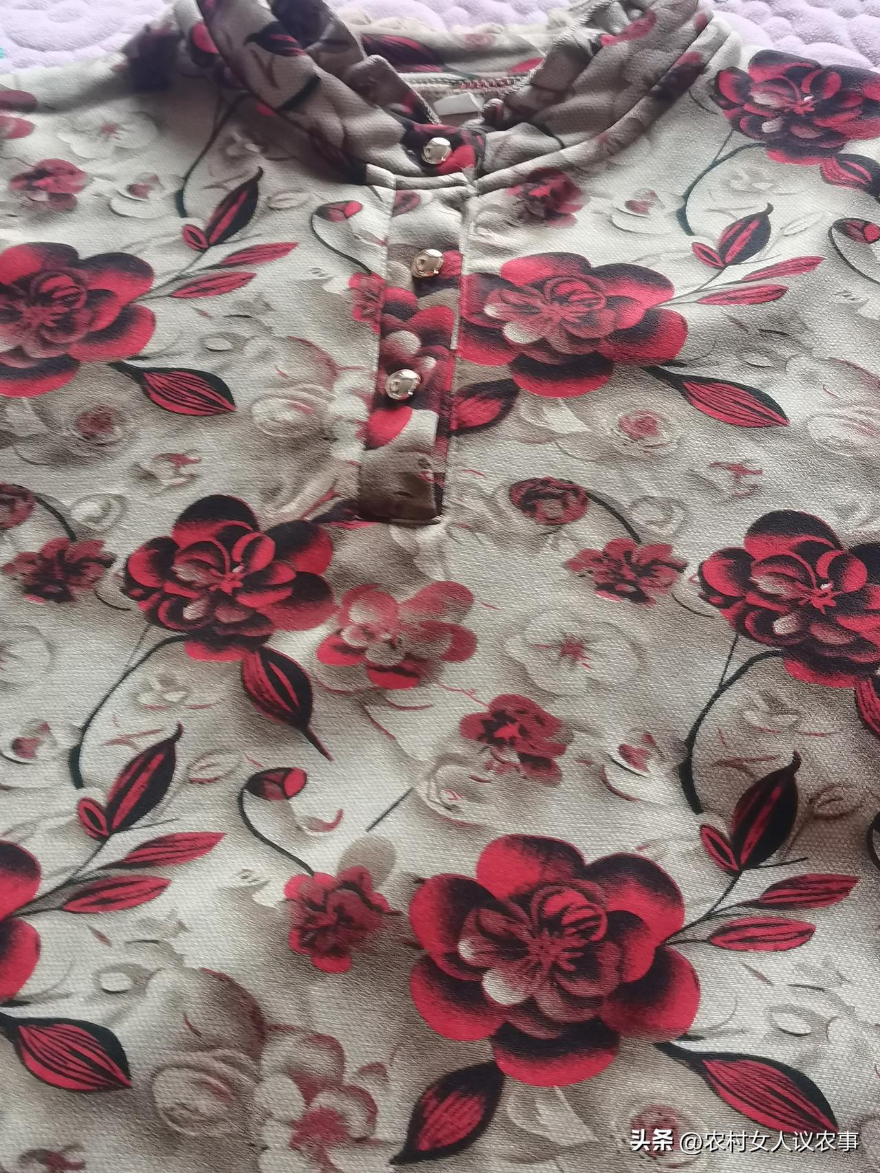 明天回老家养老院看老娘。
给老娘买的衣服都齐了。
老娘说不要那么多衣服，棉袄也不