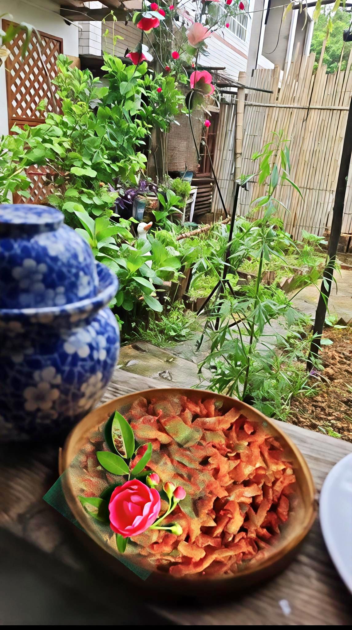 这种手工榨菜我圳当零食吃的，现在刚收的新鲜蔬菜做的榨菜，吃一回就很难忘记，除了当