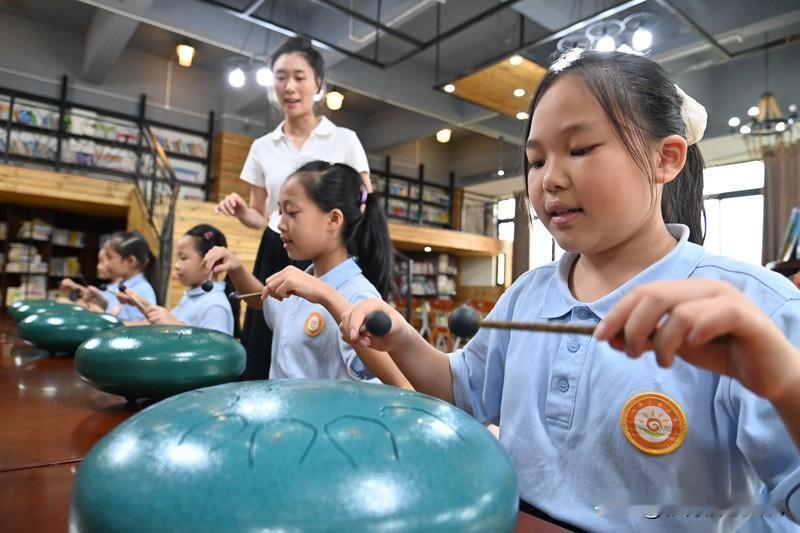 学习好的孩子真正厉害的可不只是成绩。
首先，专注力强是关键。这类孩子做事不易被干