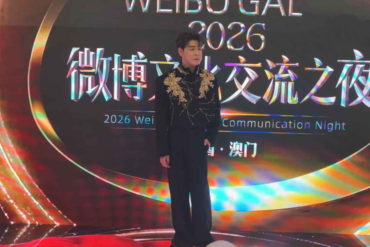 张云雷澳门走红毯，回酒店发文互动，没推荐就要吃泡面！德云社张云雷澳门走红毯，并接