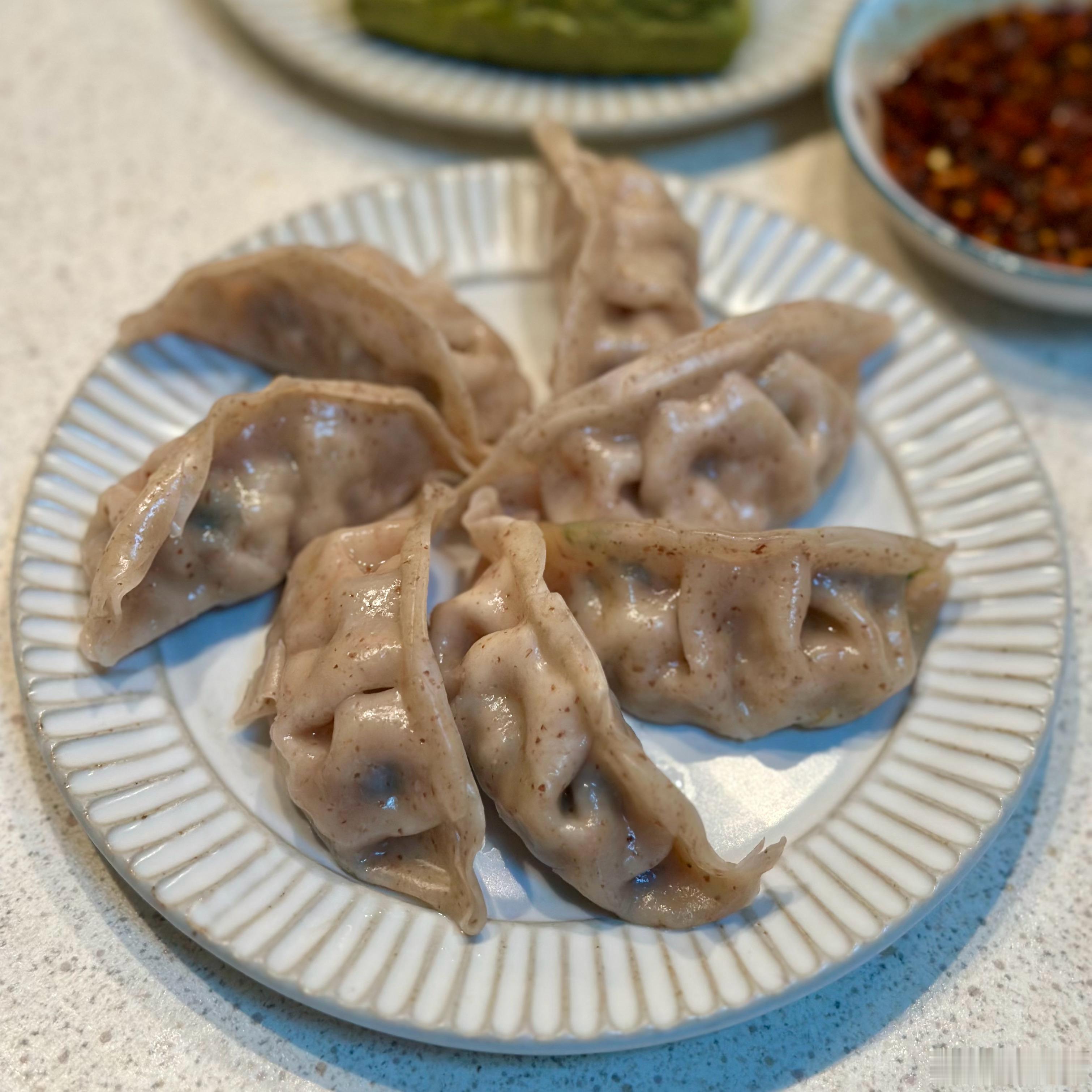 晚餐。瘦肉粥，蒸饺，蒸茄子。瘦肉是早上买好，用盐腌过的。煮粥的时候，把肉丢到锅里