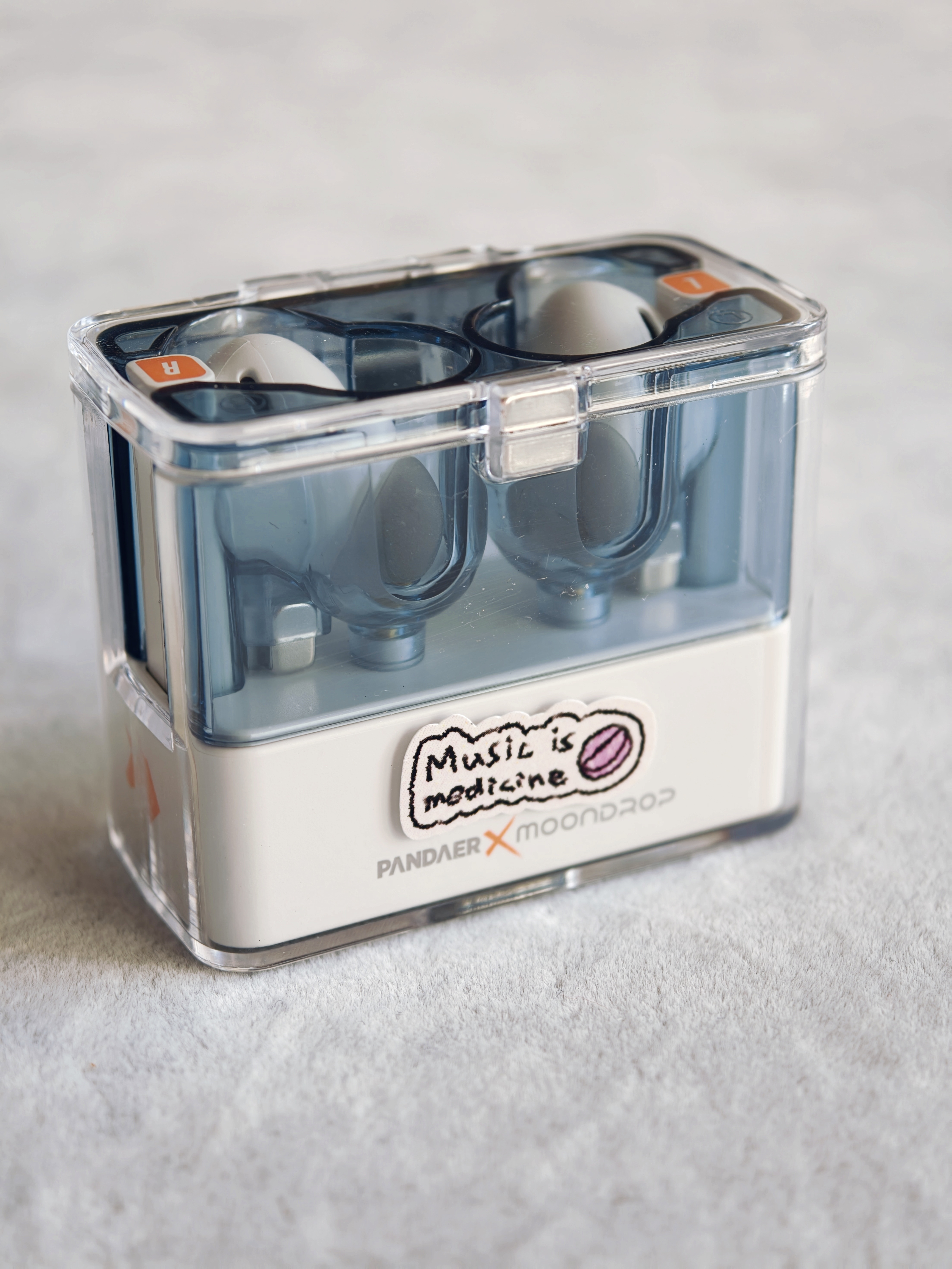 我的水月雨 太空漫游1代用了很久，虽然没有发生过耳机从充电仓里掉出来的事情，但充