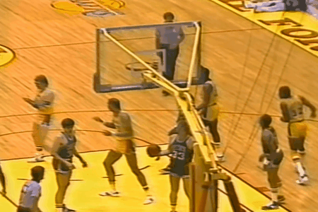 1.伯德：我听到魔术师让裁判吹T，结果裁判也真吹了！2.亨德森：我听到魔术师说这