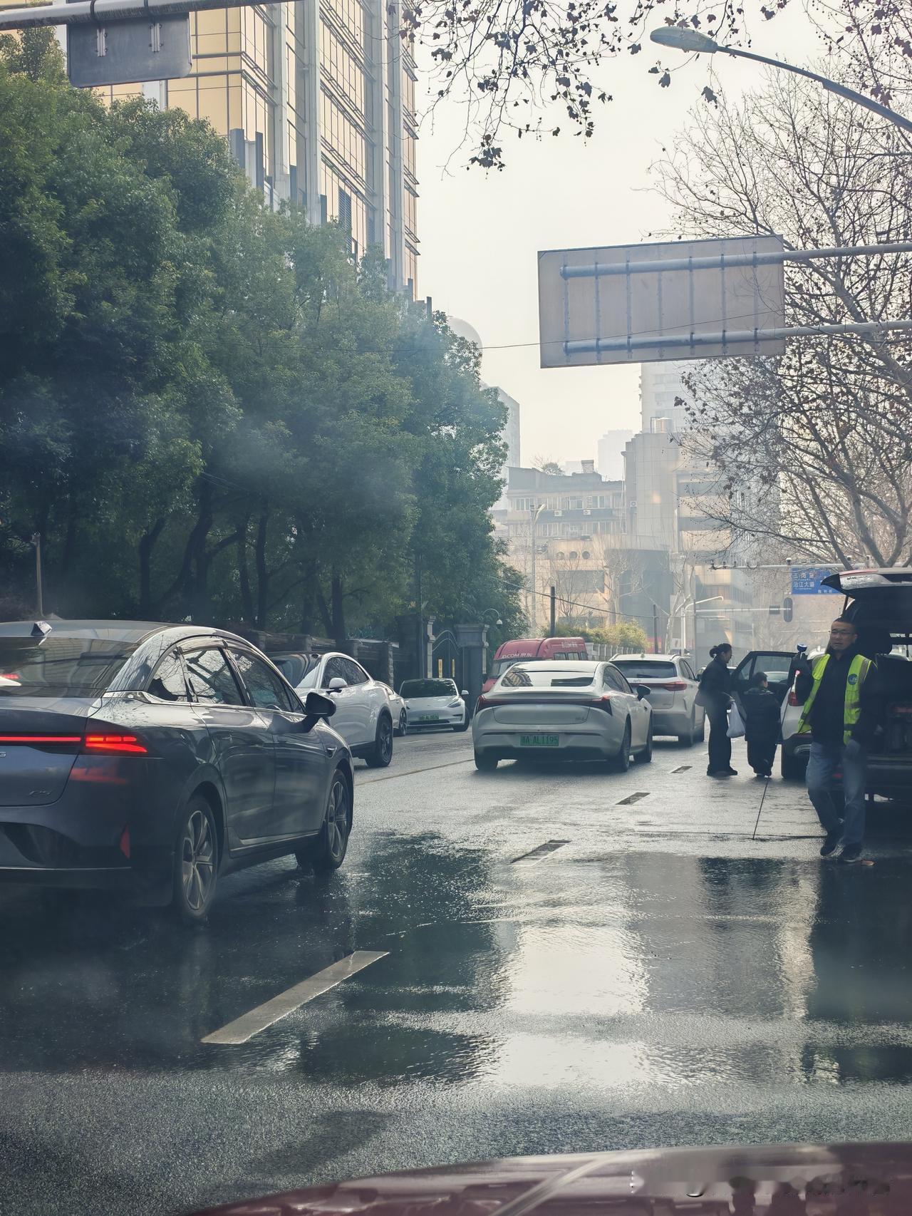 马路上，一股水流悄然漫开，不知何处的地下管道正暗暗破裂。自来水公司的抢修队已赶到