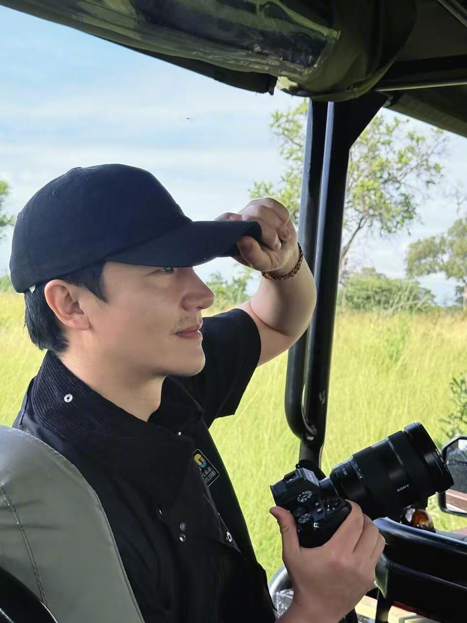 偶遇黄轩与女友在南非旅游网友南非偶遇黄轩和女友，穿搭低调超放松，恋爱多年稳定又低