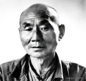 1937年，七八名被剥光上衣的青年跪成一排，2个日兵用刺刀疯狂戳杀，突然，17岁