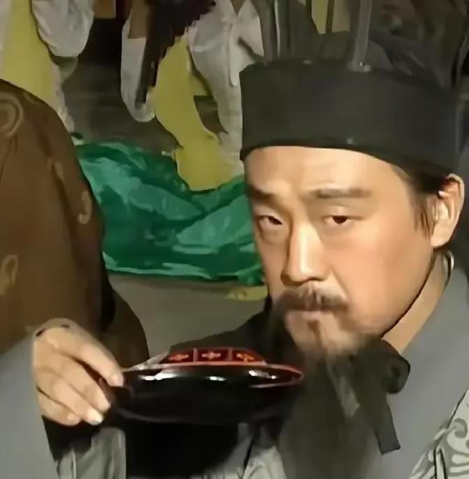 253年10月，东吴权臣诸葛恪奉诏入宫赴宴，为防止被下毒，他谢绝了御赐的酒水，只