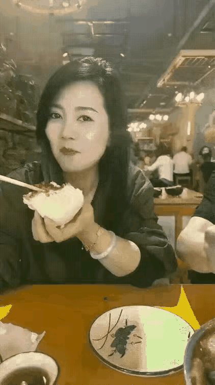 老公在一边，只能打哑语，有知道说的什么吗？