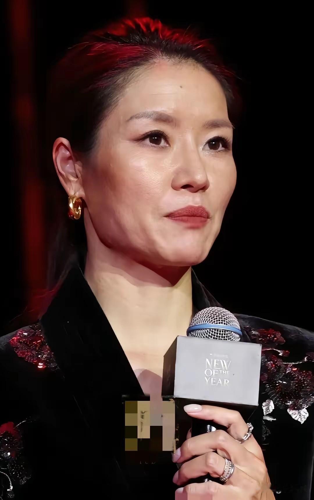 李娜结婚二十年没喊过公婆一声爸妈，
十几年没进过厨房，
孩子全靠姜山接送。
外人