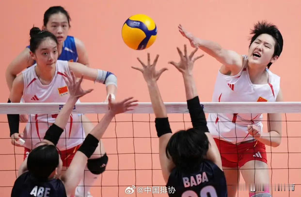 女排二队0-3惨败日本队无缘东亚赛冠军给赵勇“上了一课”。吴胜执教的中国女排二队