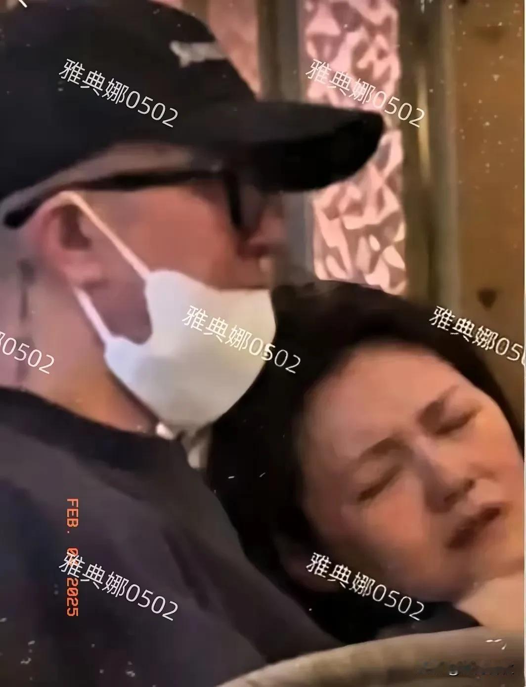 大S 入院抢救照片曝光
从照片中可以看出
大S 身体虚弱，表情痛苦不堪
光头目视