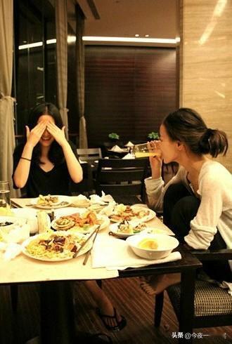 女朋友的闺蜜晚上来了，一起吃饭，然后坐在沙发上闲聊。
聊着聊着，她闺蜜的手机掉茶