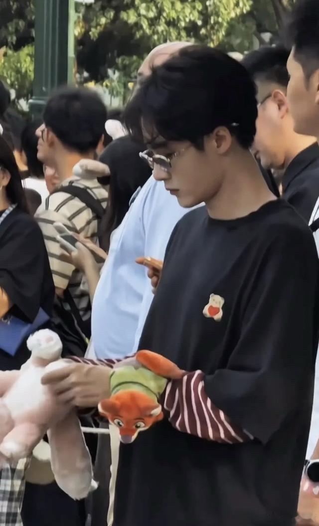 檀健次迪士尼被偶遇，瘦白清爽像小伙子，36岁状态真绝了 ​​​