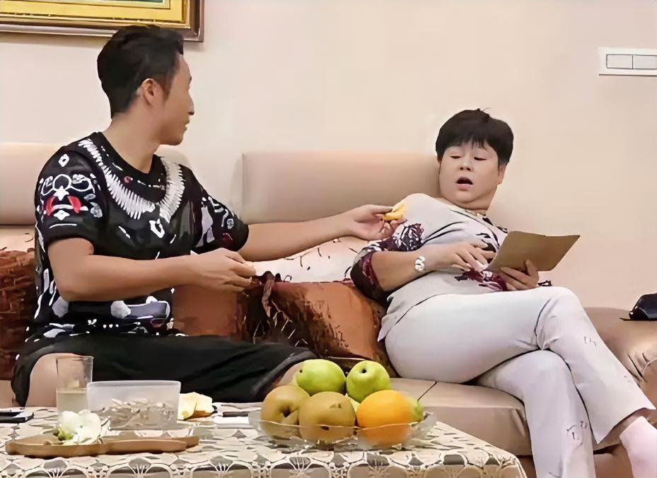 邹市明糊涂了吧，他明明是娶老婆，却活得像入赘一样艰难。你看她在丈母娘面前，没有得