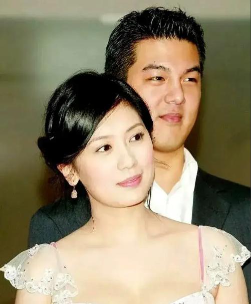 2005年，贾静雯与孙志浩未婚生子。但生产那天，孙志浩却说:“我弱精症哪来的孩子