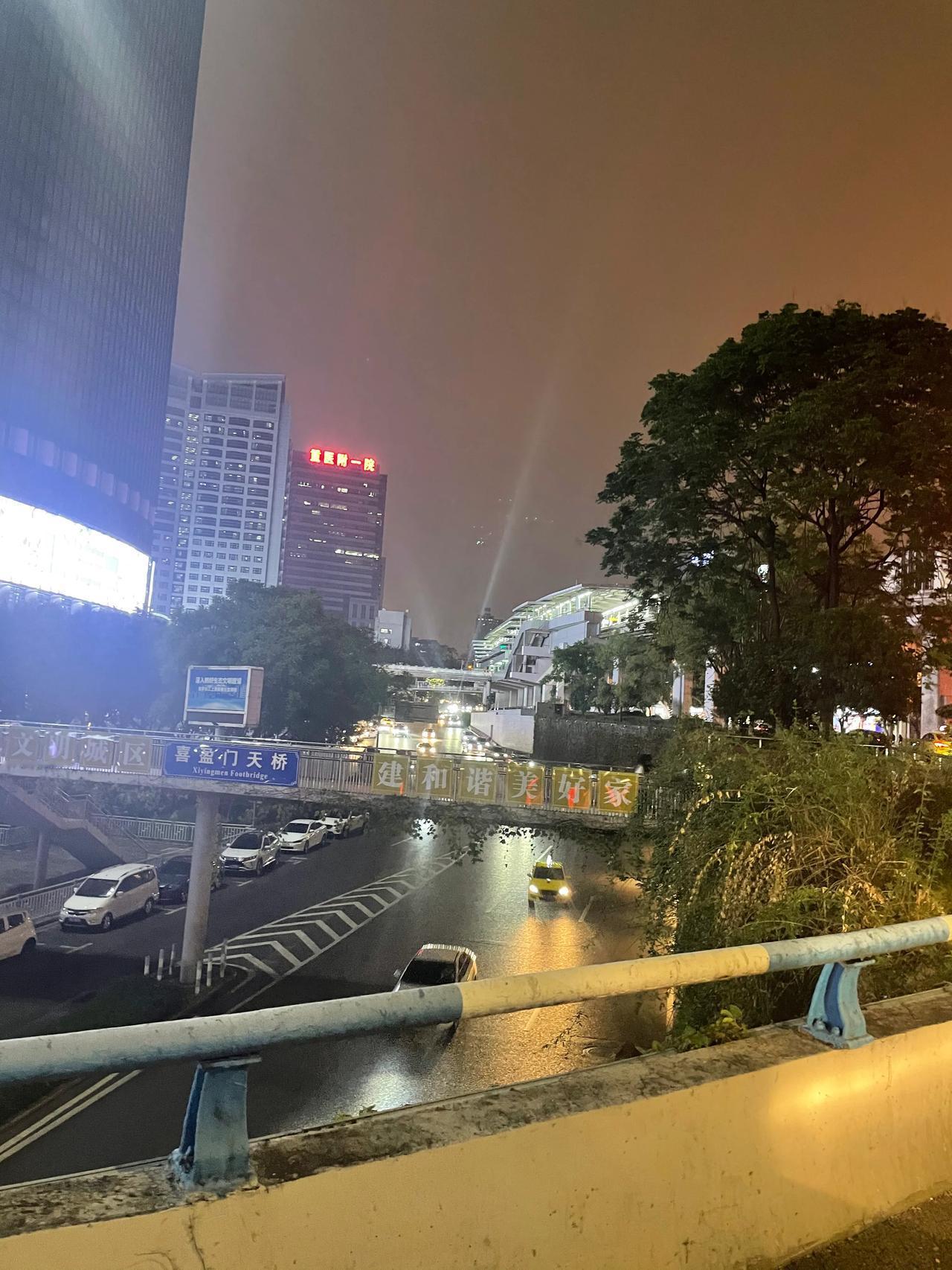 观袁家岗
         ——南木子
国庆路过袁家岗，
一片辉煌灯火亮。
二十