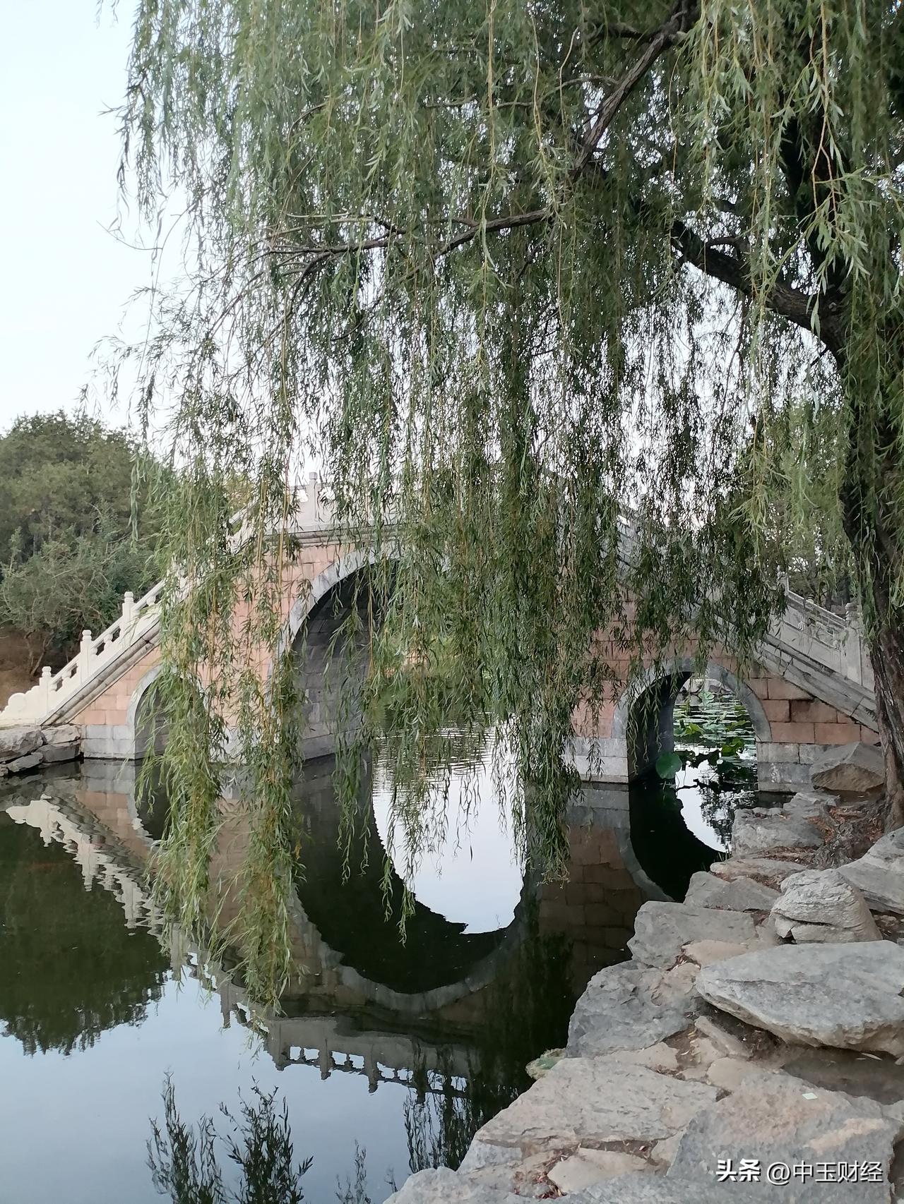 三孔桥确实是巧妙又耐用的建筑杰作。它在中国历史悠久，可追溯到春秋战国，唐宋时兴盛