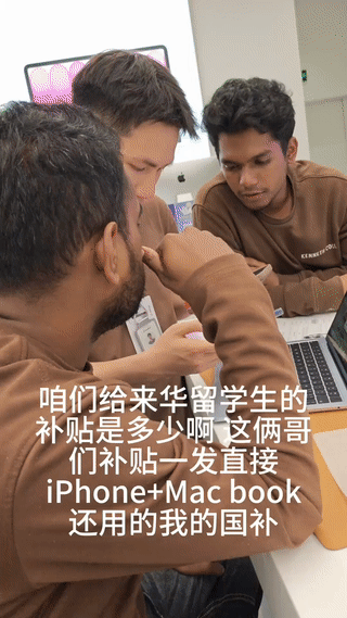 两个外国来华留学生来买电脑。
看他们的相貌有点像印度或者是巴基斯坦那边的南亚人？