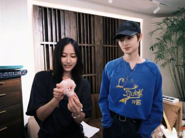 李宇春北京演唱会嘉宾陈粒 你俩互为嘉宾呢[doge]建议多合作，对我的耳朵很好 