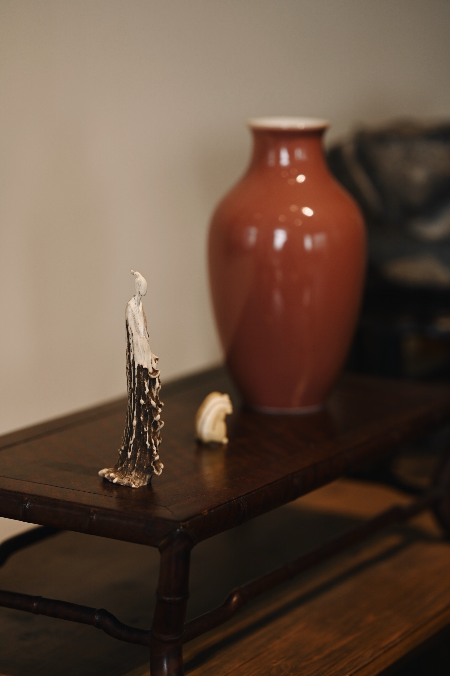 鹿角 | 无相佛采用天然带皮料雕刻，线条流畅，无相面容恬静，皮壳巧作袈裟，如随风