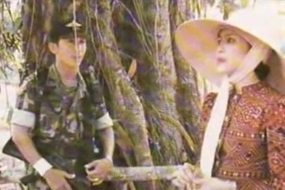 保镖含情脉脉地看着诗丽吉王后，这个男人不识天高地厚，王的女人也敢动。当了小三的他