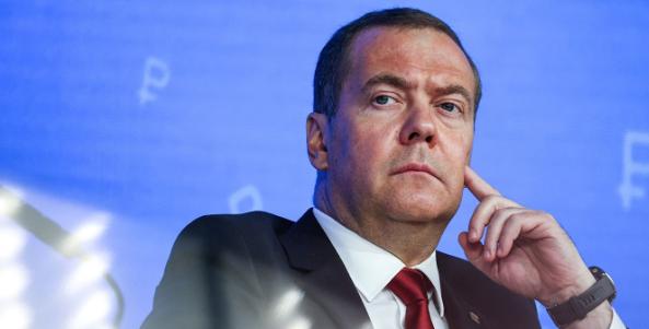 俄罗斯前总统梅德韦杰夫发文称，特朗普“嘲讽”马克龙后，马克龙恼羞成怒，发表了一些