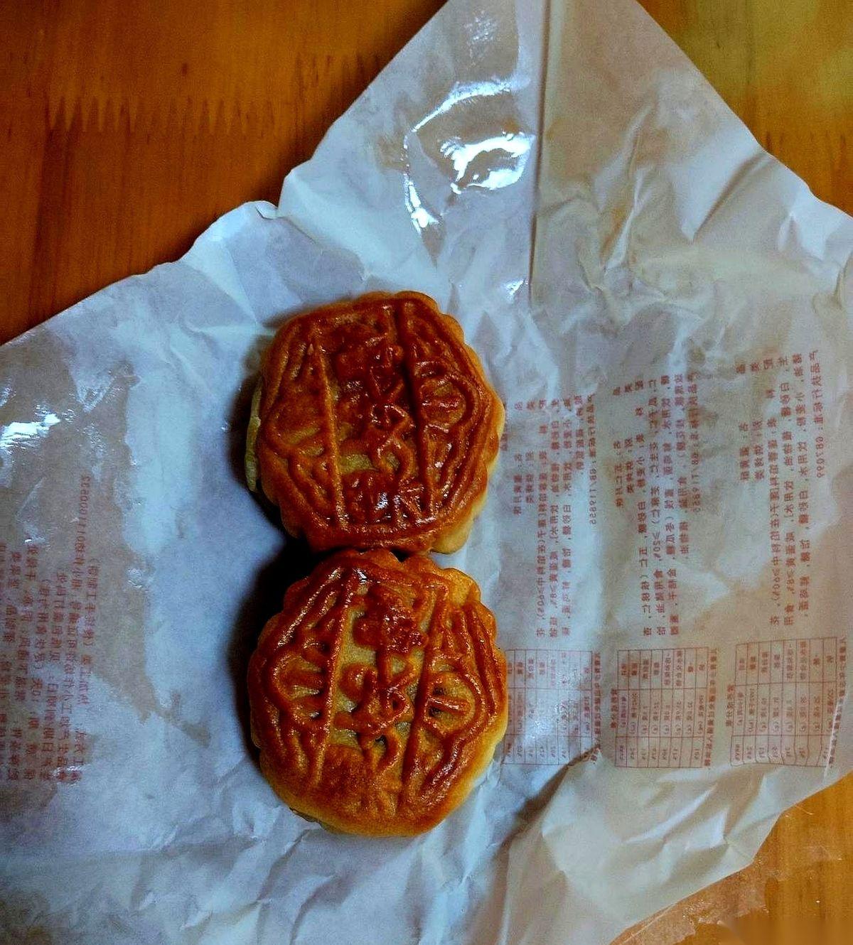 表弟昨天找黄牛加价到68块钱，提回来一斤长沙的“巢娭毑月饼”。
今早我跟老妈切开