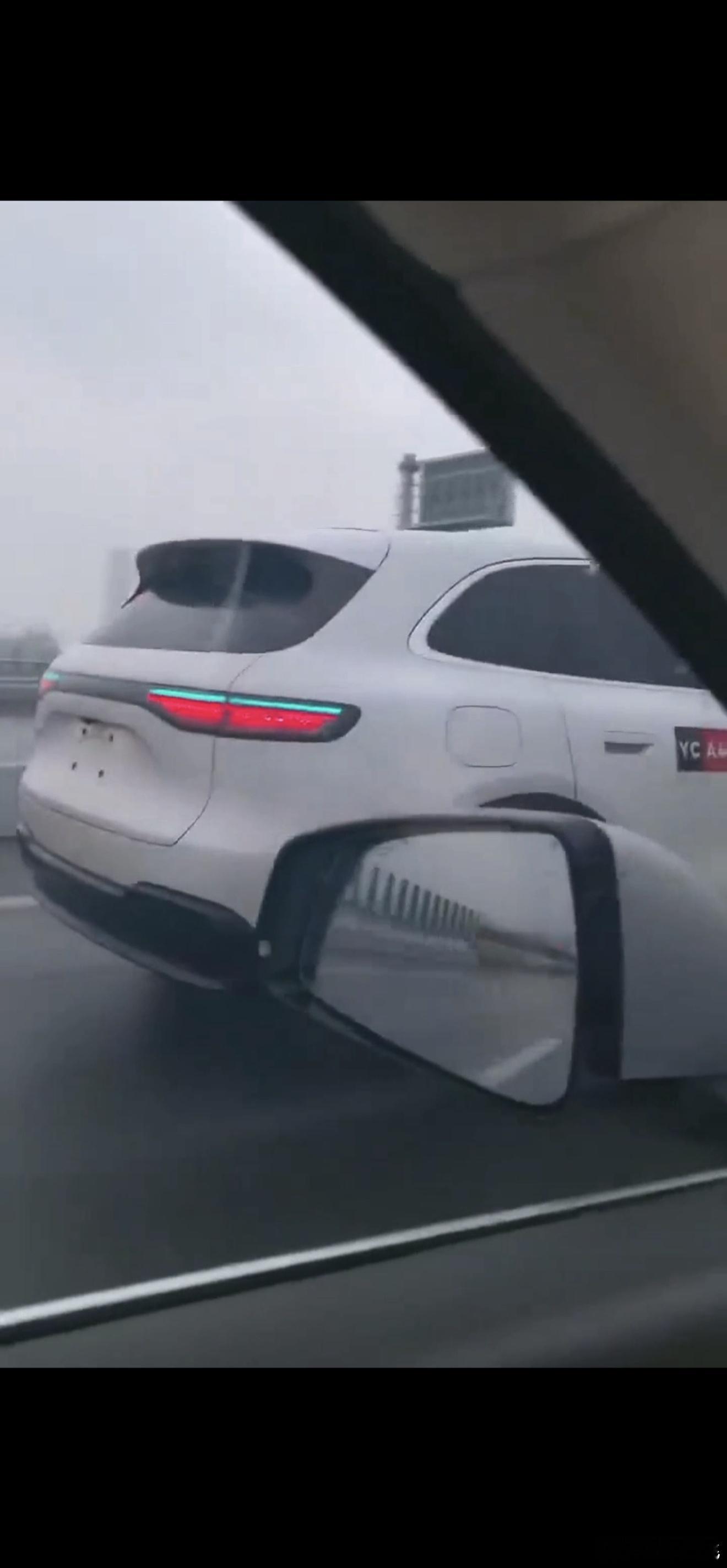 就这小蓝灯的架势，开出了势不可挡的感觉 