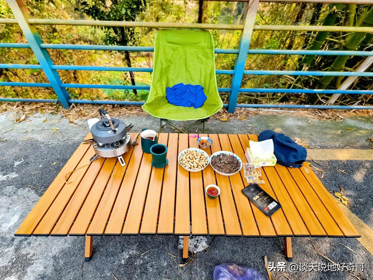 这露营场景也太赞了，零食茶饮超诱人！

阳光正好，坐在窗边，面前摆着小鱼干配茶，