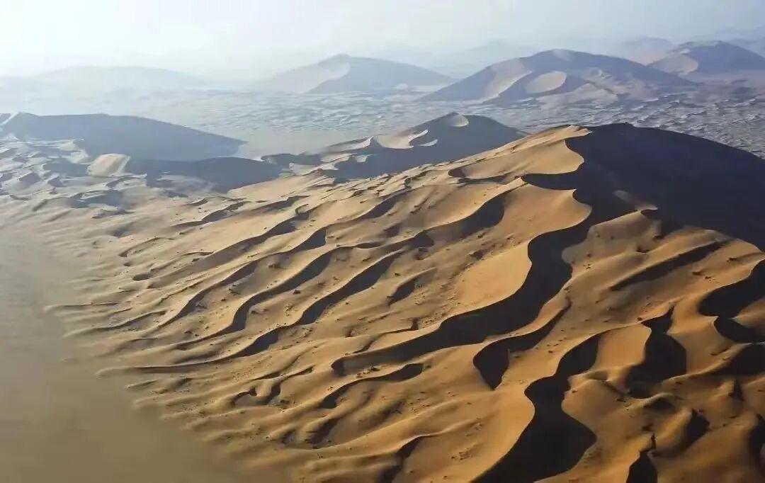 “锁边”第一大沙漠非终点！我国持续扩充，防护带最宽已达7.5km

咱们国家对中