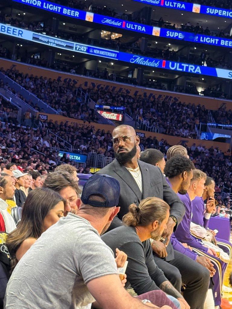 老詹在场边勇士vs湖人NBA新赛季第一声加油NBA新赛季第一声加油 ​​​