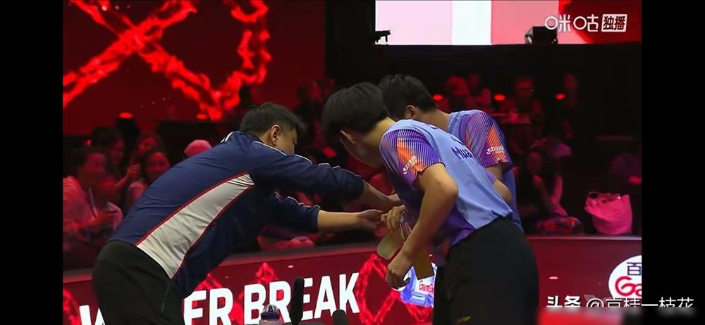 林诗栋这小子是真疯了！半决赛带伤上阵，竟在5-9绝境连追6分，把世乒赛铜牌得主3