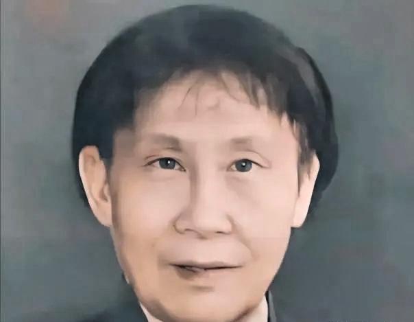 2024年秋，南京1女子在废品站发现一摞发黄的手稿，她问摊主：“这多少钱？”老板