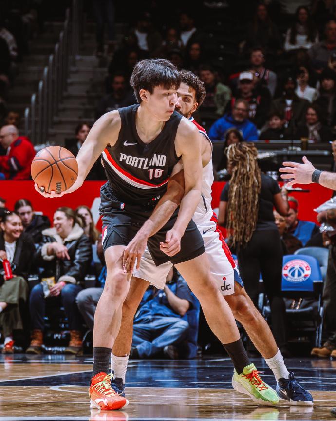 在开拓者对阵奇才的比赛中，杨瀚森出场11分55秒，得到6分5篮板，正负值+11，