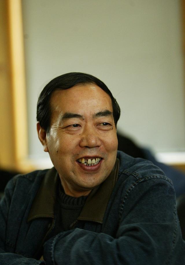 1996年，44岁的贾平凹娶了17岁的女护士郭梅，洞房前，贾平凹却突然神色慌张，