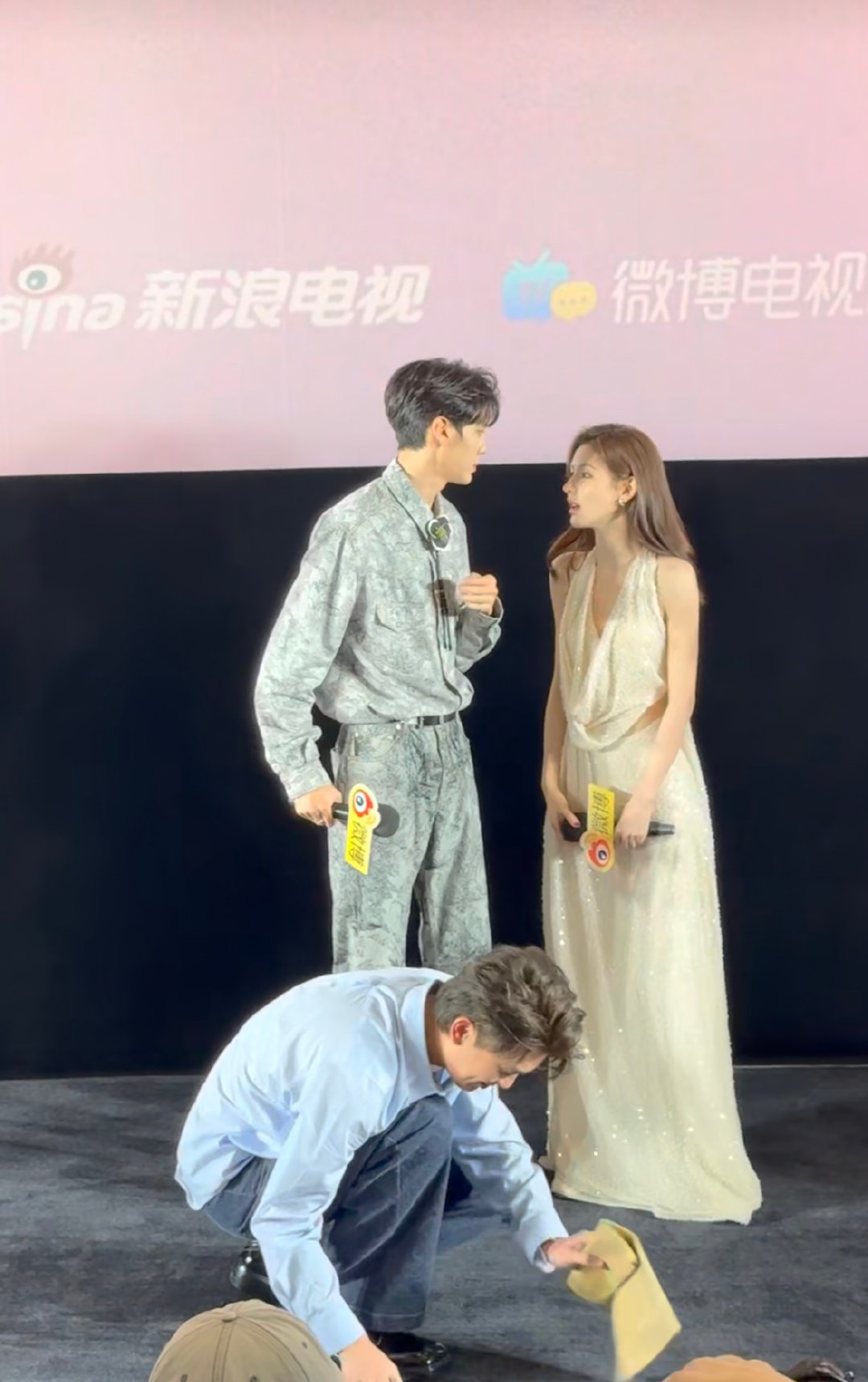 张笑安带头领嗑张予曦毕雯珺 导演这哪是导戏，分明是专业嗑糖搭子！把报纸折到只能贴