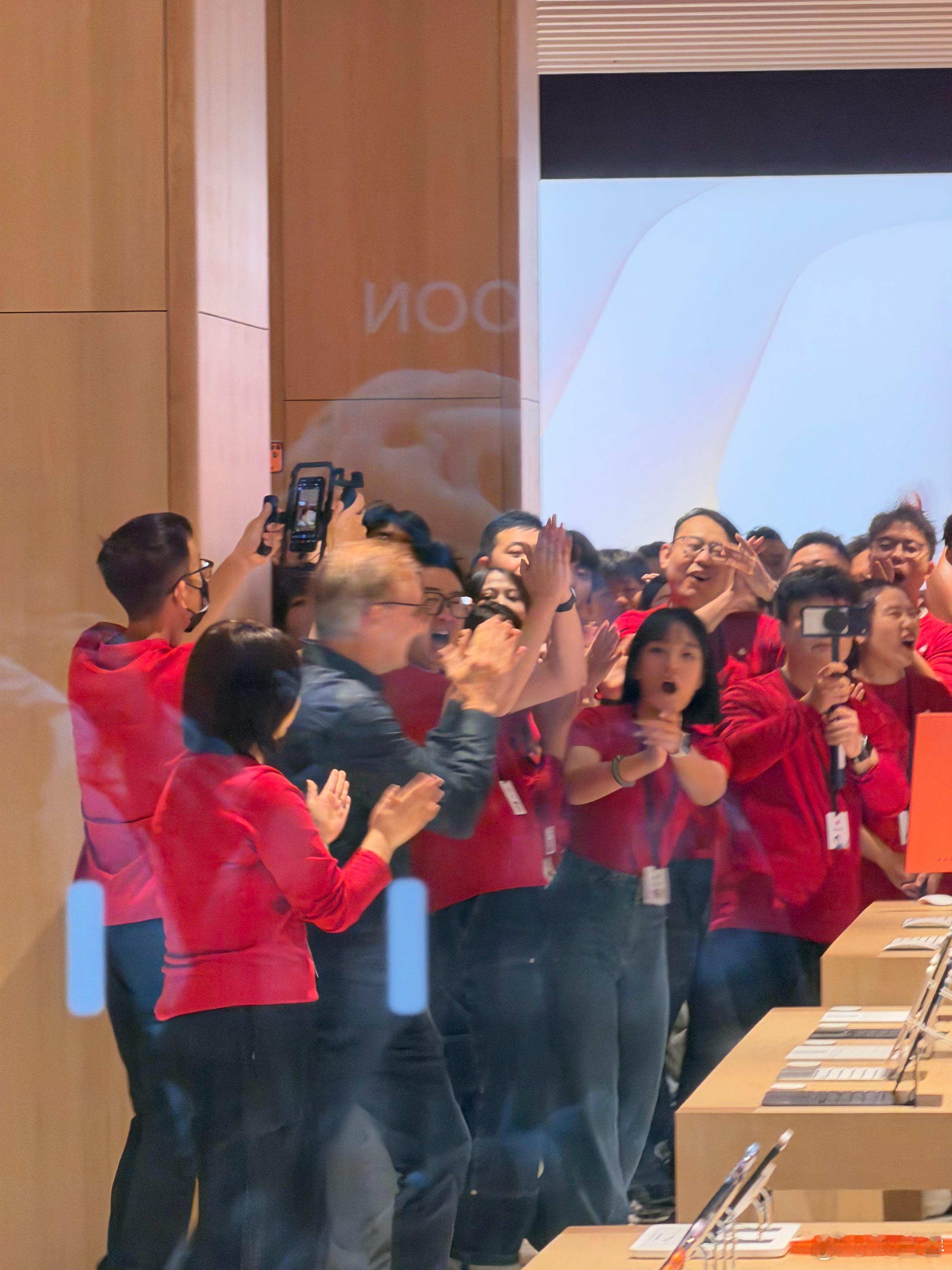 最新消息：苹果高级副总裁 Joz 现身  开幕仪式现场！刚刚也是由他开门迎接第一