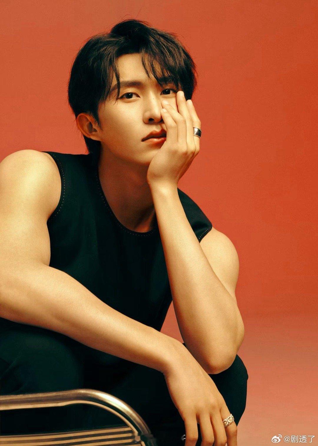 三年，质疑如狂风骤雨，却未能撼动张集骏逐梦的决心。他以无畏之姿逆风前行，终入围金