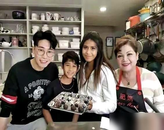肥妈给李家鼎出了个主意。

我身边就有同款愁白了头的老头，儿子快四十了，辞了工之