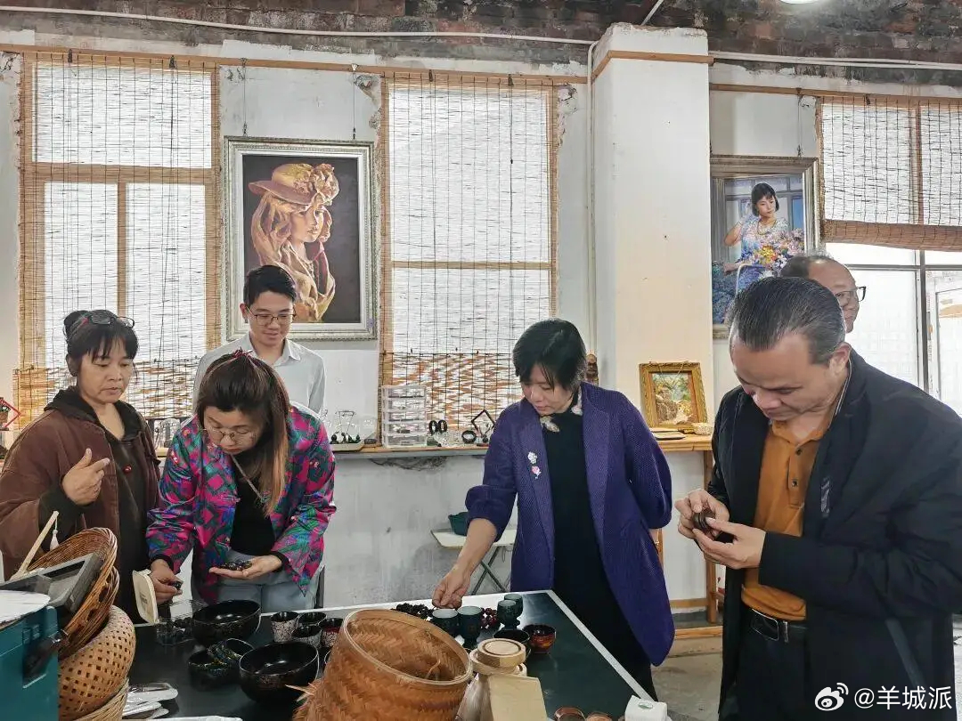 【云浮非遗文创借香港艺术馆助力出圈】近日，香港红土瓜湾（九龙城）工商联副会长、骏