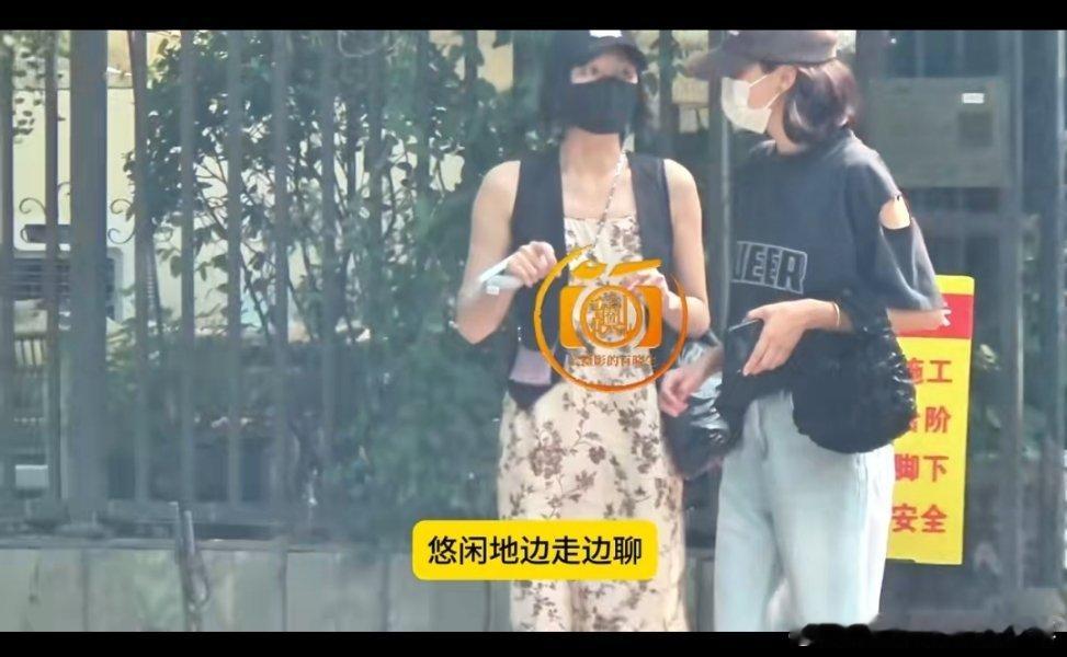 秦岚去魏大勋家这不就俩人散步吗，怎么看到去谁家的[流汗]这不张口就来吗！跟魏大勋