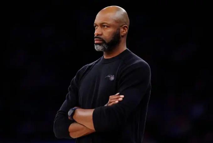 莫斯利出任鹈鹕主帅，签约5年
 
NBA方面，美国媒体报道，鹈鹕聘请前魔术主教练