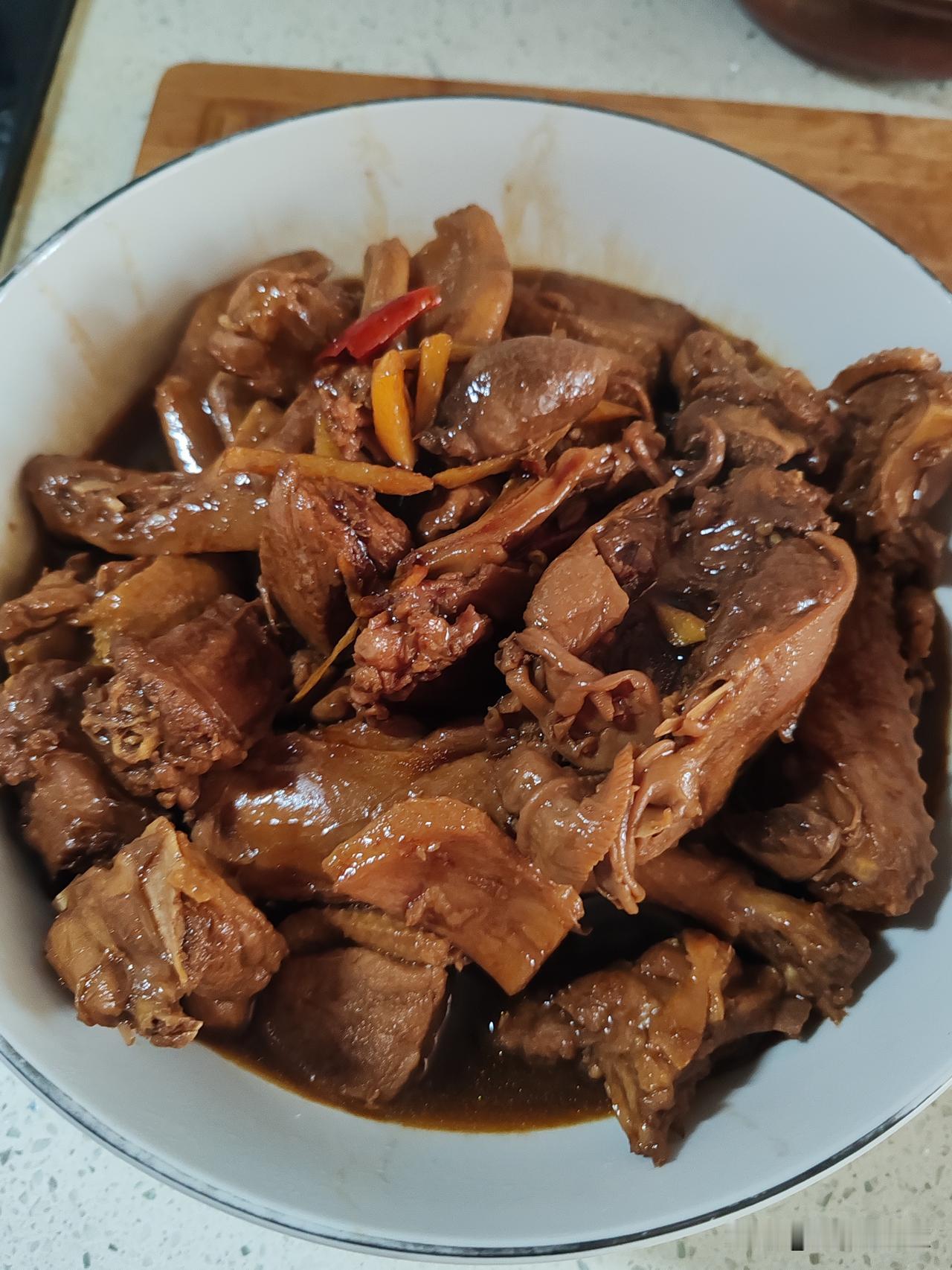 我家每天晚上一个硬菜，而且是我亲手做的，今晚硬菜为：红烧啤酒鸭！请看下图！🍎?