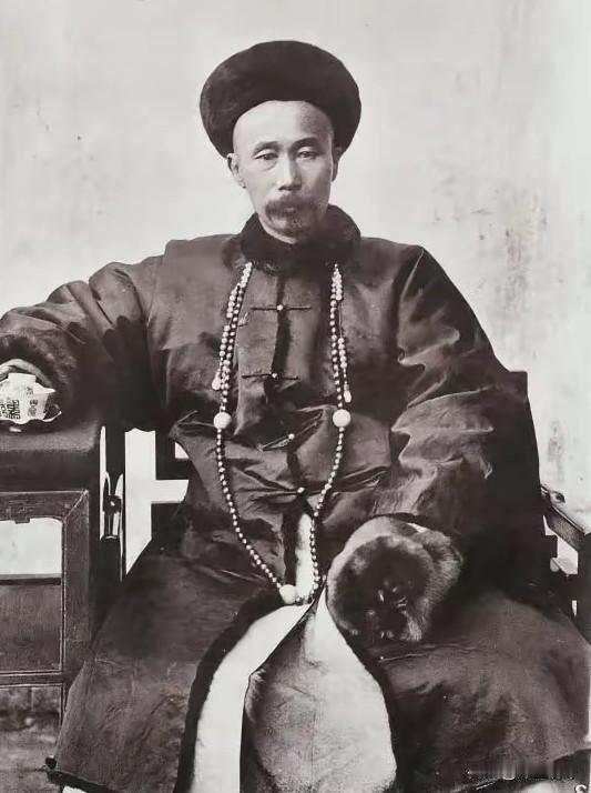 1863 年，丧妻两年后，李鸿章决定再娶一房夫人，大婚当天，新娘的陪嫁丫鬟冬梅，