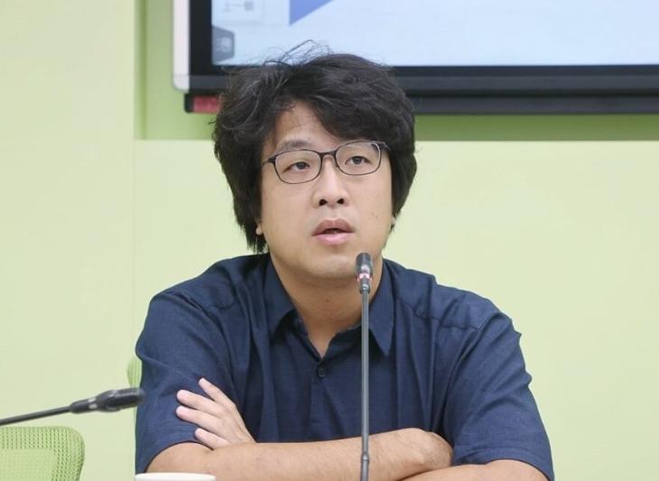 一边鼓噪"反中抗中"，阻碍两岸交流合作，一边会同亲属想方设法从大陆赚钱，"丑陋行