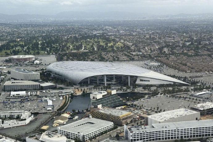 世界杯开赛在即洛杉矶赛场或罢工据法新社报道，距离世界杯开幕仅剩数日，美国洛杉矶索