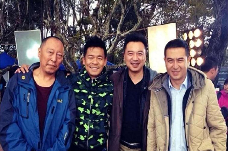 这张4人合照，我认出了天庭饱满、目光沉和的倪大红，浓眉贝齿、笑意盈盈的孙浩与英武